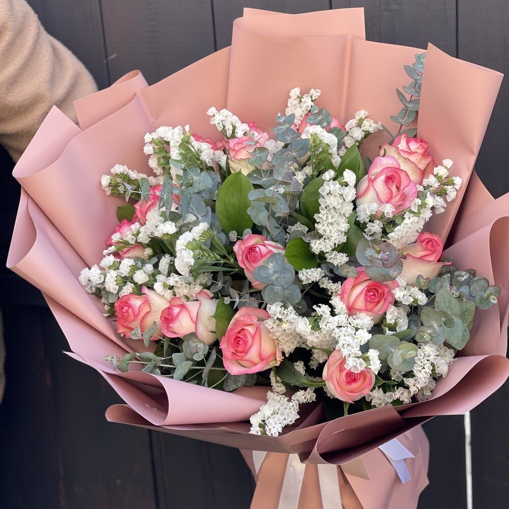 זר ורדים ורוד לבן בתוספת עדעד