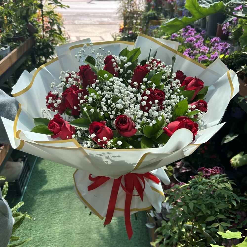 זר מ-15 ורדים אדומים בתוספת גיבסניות