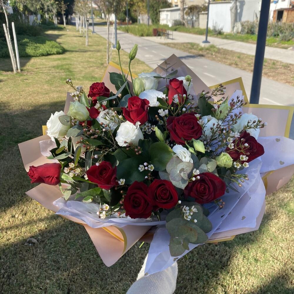 זר ורדים אדומים בתוספת ליזיאנטוס לב