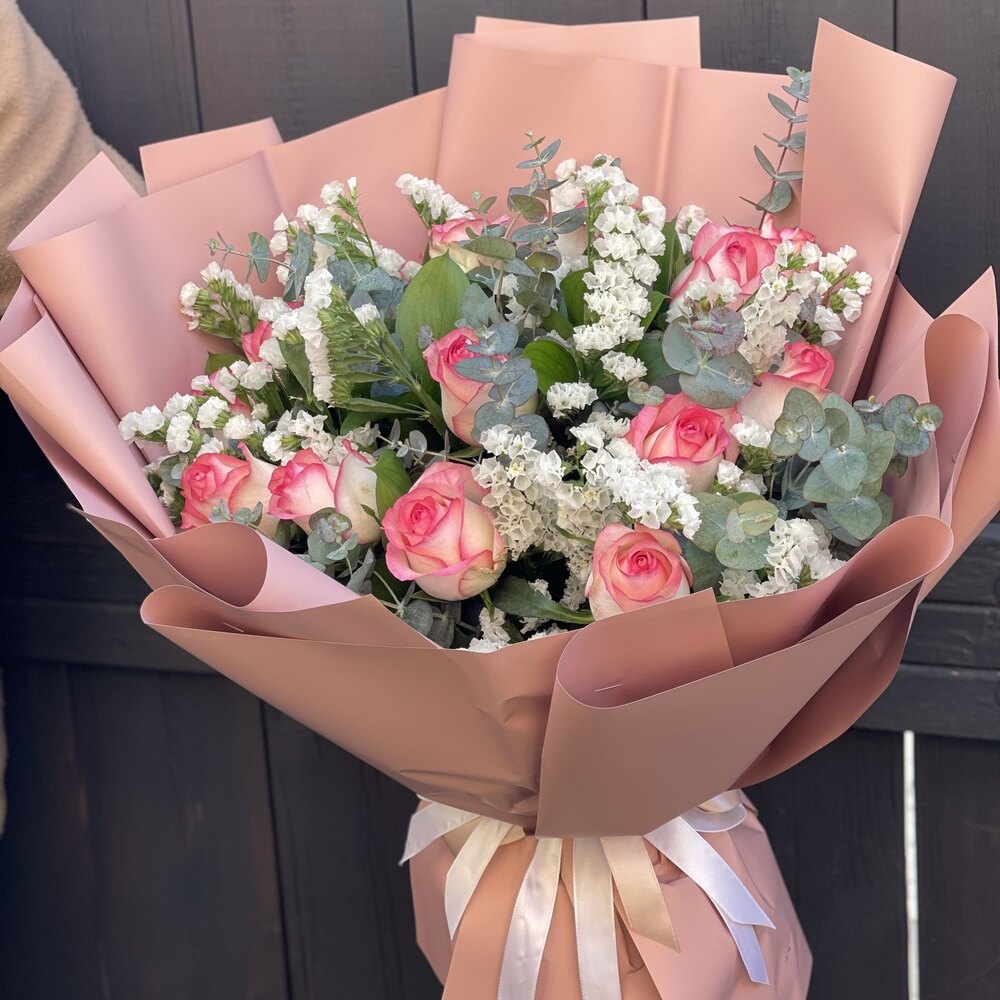 זר ורדים ורוד לבן בתוספת עדעד