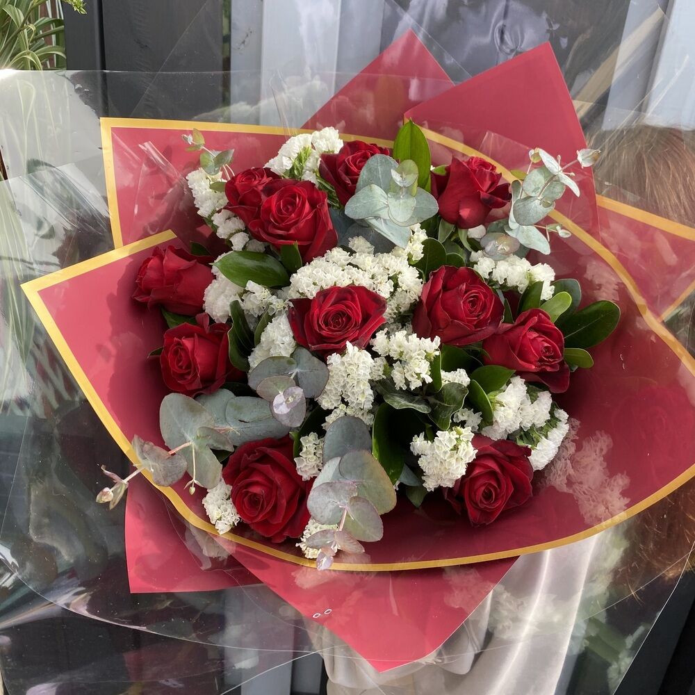 זר ורדים אדומים בתוספת עדעד