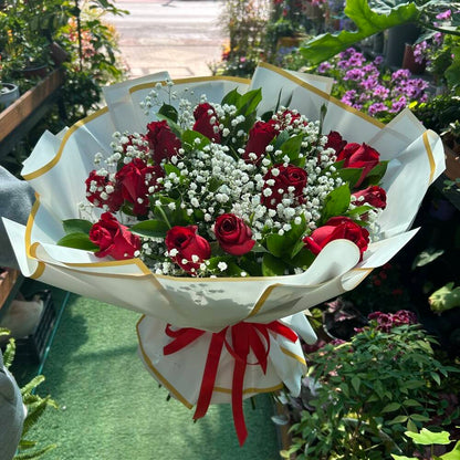 זר מ-15 ורדים אדומים בתוספת גיבסניות