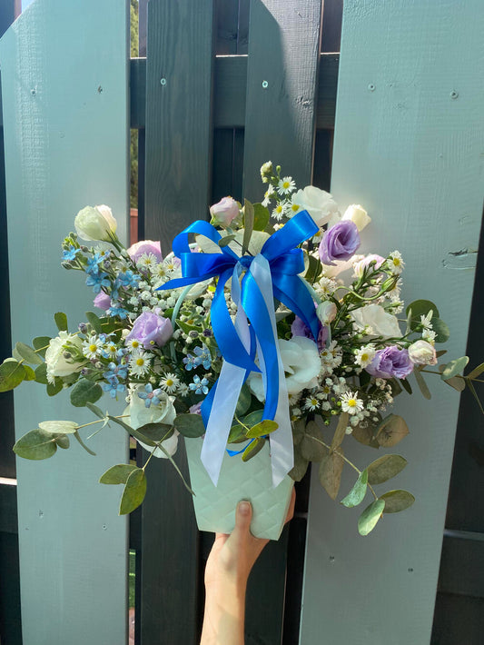 סידור פרחים בסלסלה מליזיאנטוסים סגולים ולבנים,טווידה ואקליפטוסים