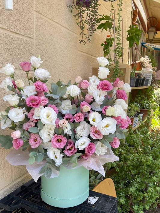 סידור פרחים מיוחד בקופסא מליזיאנטוסים ורודים ולבנים עם נגיעות אקליפטוס עדין