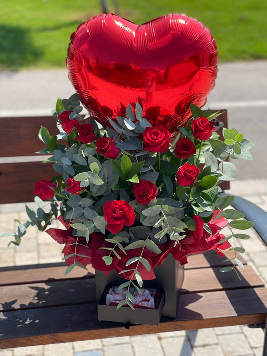 סידור מיוחד בקופסא מורדים ואקליפטוס עם בלון